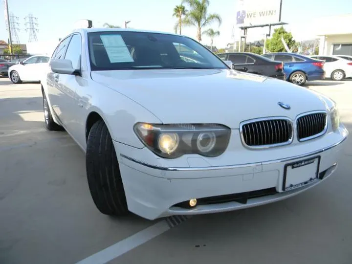 WHITE PEARL, 2005 BMW 7 SERIES Image 5