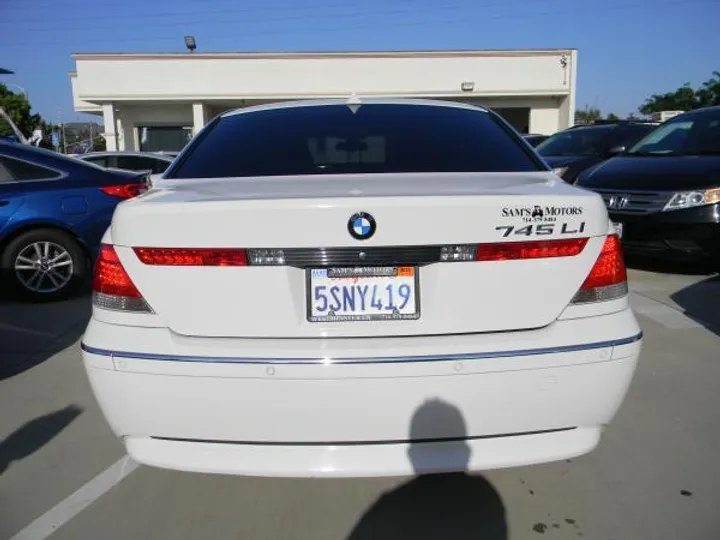 WHITE PEARL, 2005 BMW 7 SERIES Image 3