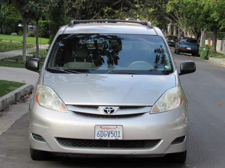 2008 TOYOTA SIENNA Image 2