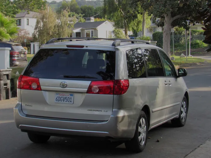 2008 TOYOTA SIENNA Image 4