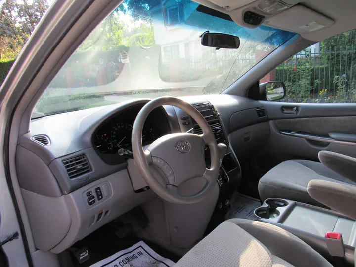 2008 TOYOTA SIENNA Image 7