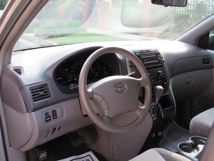 2008 TOYOTA SIENNA Image 9