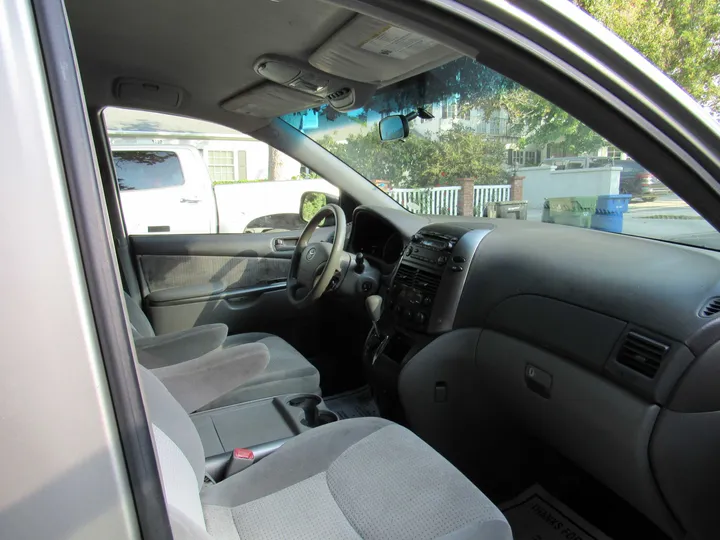 2008 TOYOTA SIENNA Image 21