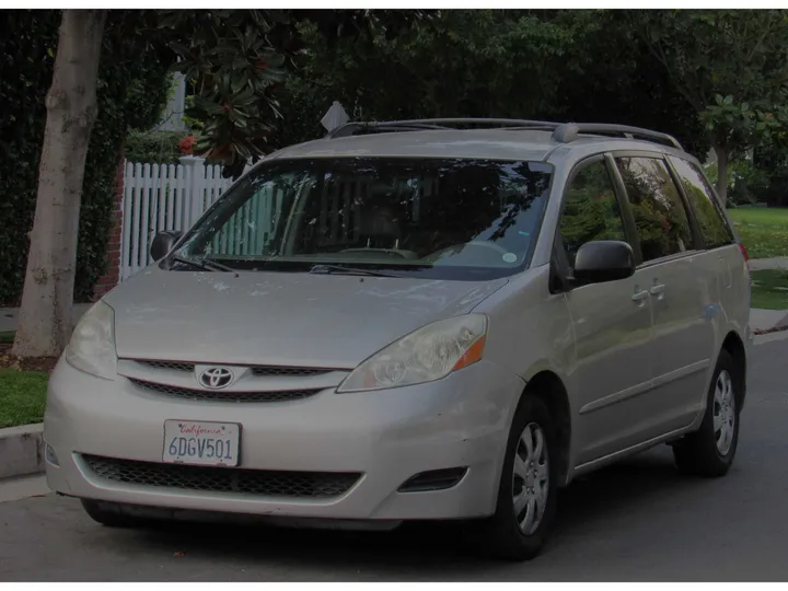 2008 TOYOTA SIENNA Image 1