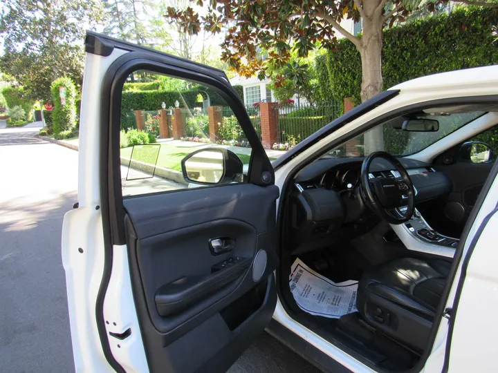 WHITE, 2017 LAND ROVER RANGE ROVER EVOQUE Image 9