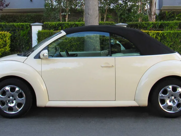 CREAM, 2003 VOLKSWAGEN NEW BEETLE Image 11