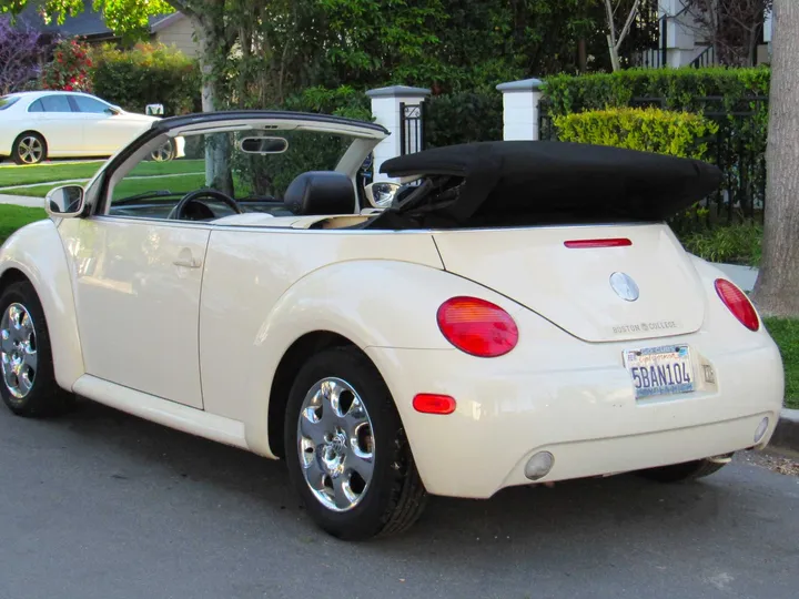 CREAM, 2003 VOLKSWAGEN NEW BEETLE Image 6