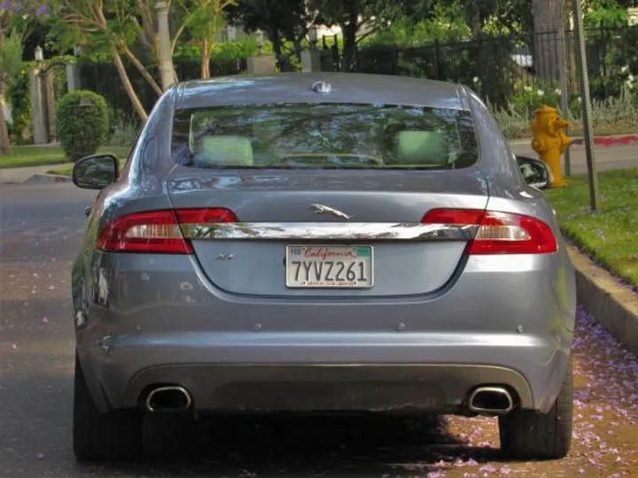 BLUE, 2009 JAGUAR XF Image 4