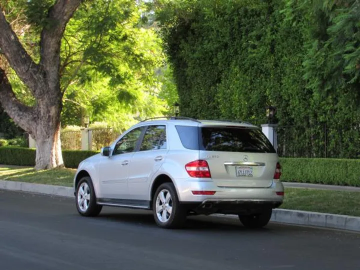 SILVER, 2010 MERCEDES-BENZ M-CLASS Image 6