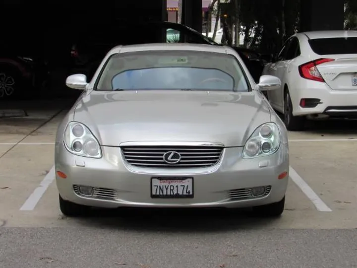 GRAY, 2002 LEXUS SC 430 Image 10