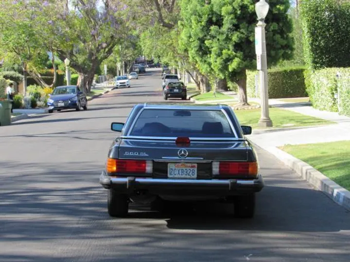 GRAY, 1986 MERCEDES-BENZ 560SL Image 4