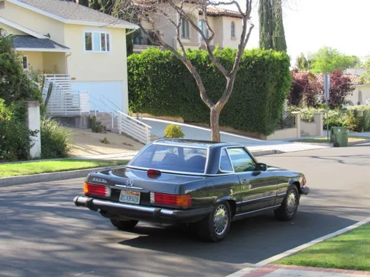 GRAY, 1986 MERCEDES-BENZ 560SL Image 3