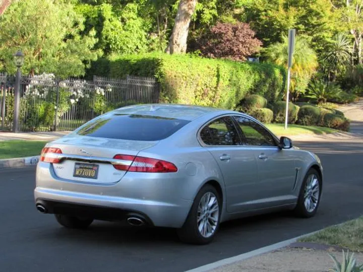 SILVER, 2013 JAGUAR XF Image 4