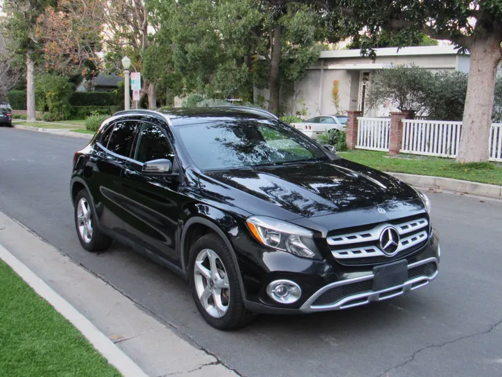 BLACK, 2018 MERCEDES-BENZ GLA Image 3