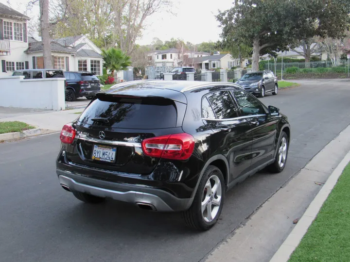 BLACK, 2018 MERCEDES-BENZ GLA Image 4