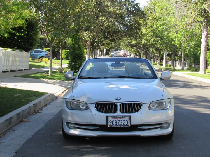 2013 BMW 3 SERIES Image 2