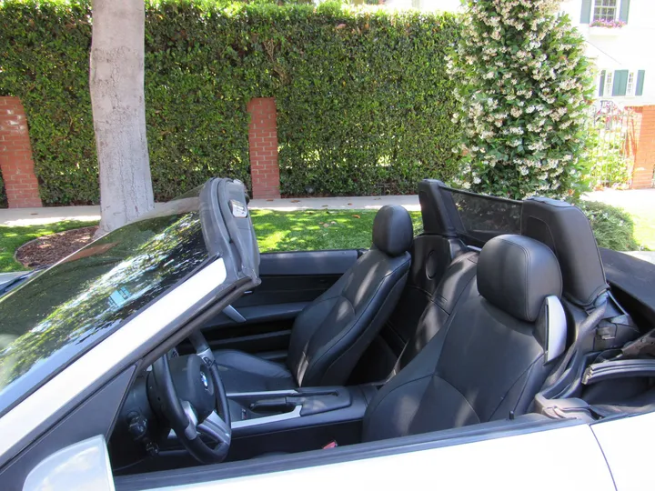 SILVER, 2005 BMW Z4 Image 9