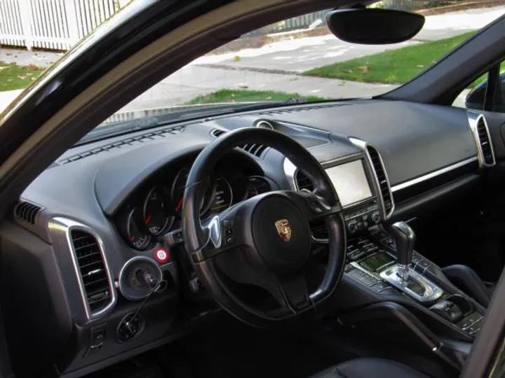 BLACK, 2014 PORSCHE CAYENNE Image 8