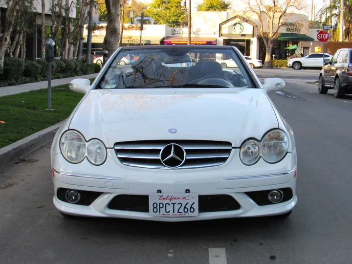 WHITE, 2009 MERCEDES-BENZ CLK-CLASS Image 2