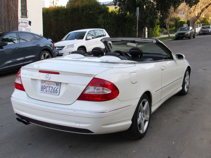 WHITE, 2009 MERCEDES-BENZ CLK-CLASS Image 4