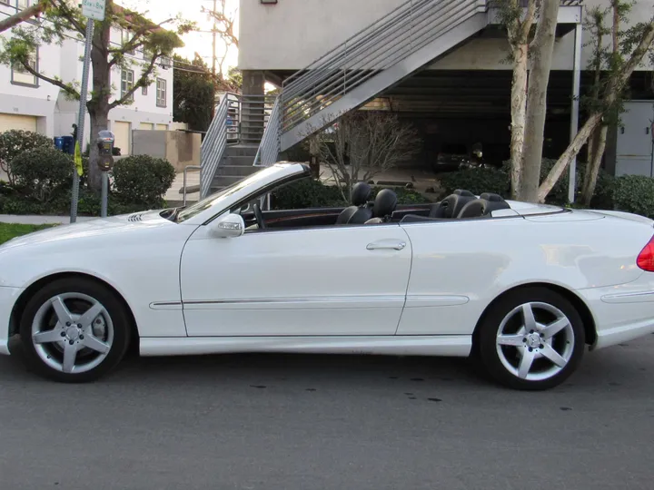 WHITE, 2009 MERCEDES-BENZ CLK-CLASS Image 7