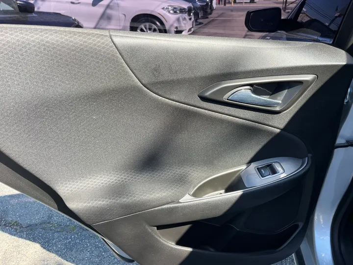 SILVER, 2018 CHEVROLET MALIBU Image 20