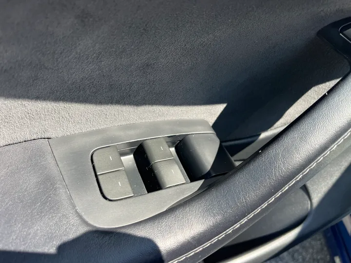 BLUE, 2023 TESLA MODEL 3 Image 32