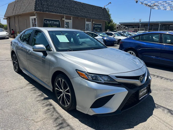 SILVER, 2019 TOYOTA CAMRY SE Image 4