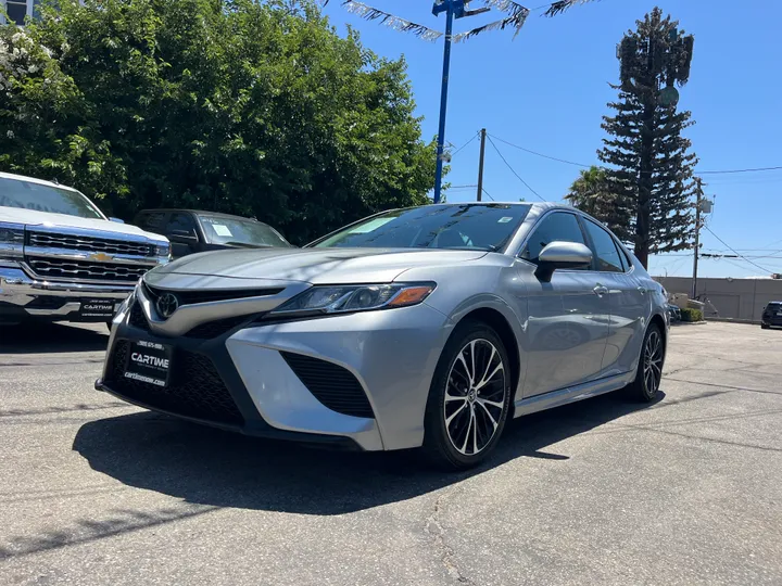 SILVER, 2019 TOYOTA CAMRY SE Image 6