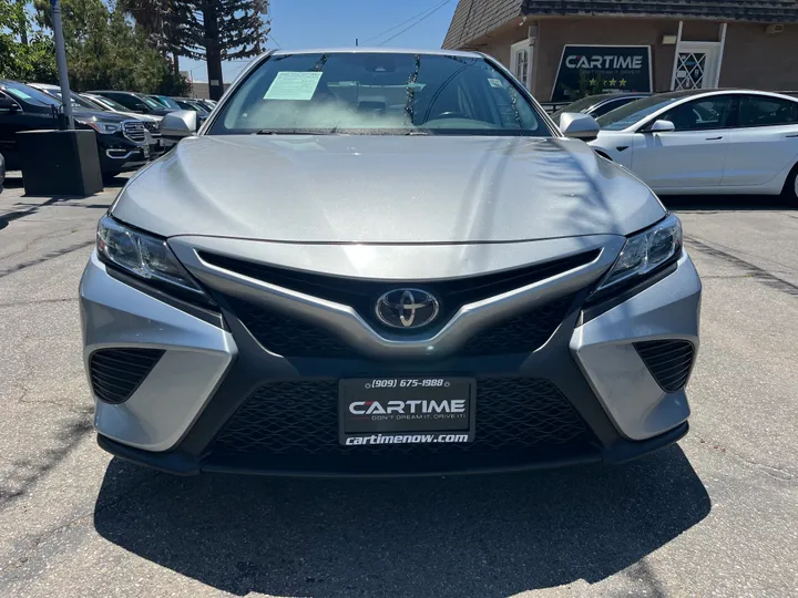 SILVER, 2019 TOYOTA CAMRY SE Image 10