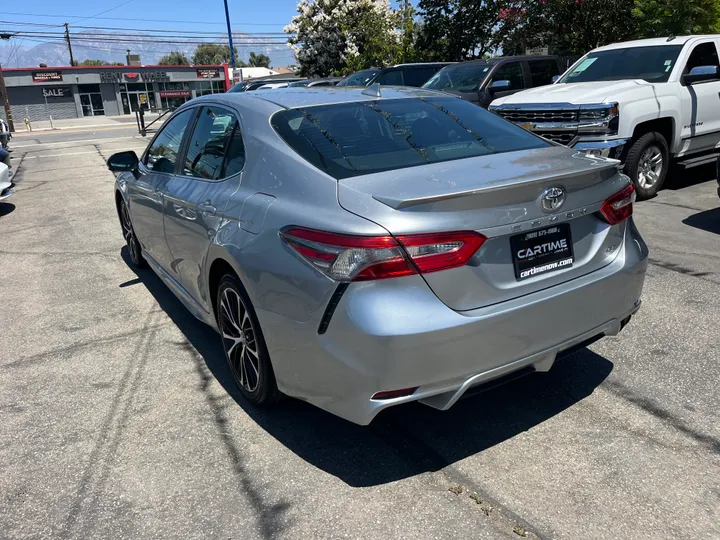 SILVER, 2019 TOYOTA CAMRY SE Image 12