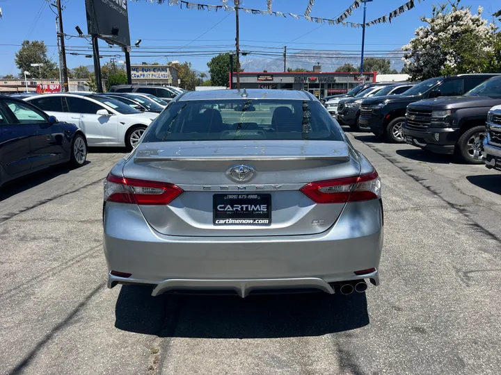 SILVER, 2019 TOYOTA CAMRY SE Image 13