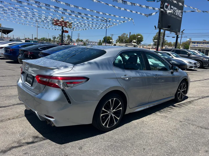 SILVER, 2019 TOYOTA CAMRY SE Image 14