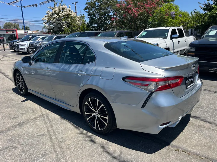 SILVER, 2019 TOYOTA CAMRY SE Image 17