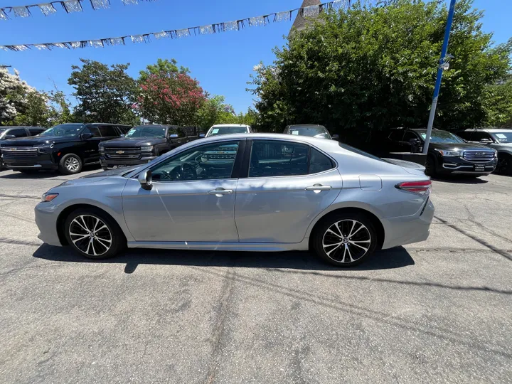 SILVER, 2019 TOYOTA CAMRY SE Image 20