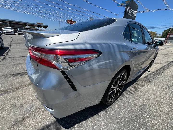 SILVER, 2019 TOYOTA CAMRY SE Image 22