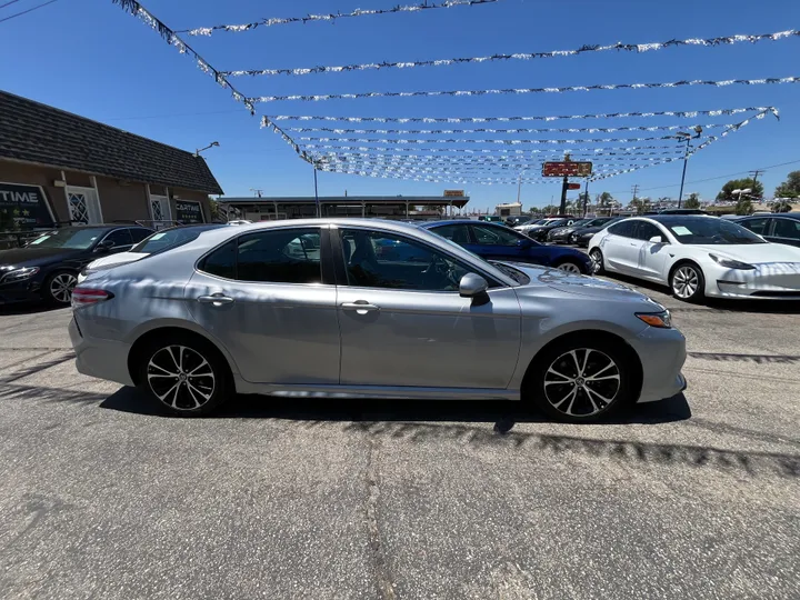 SILVER, 2019 TOYOTA CAMRY SE Image 23