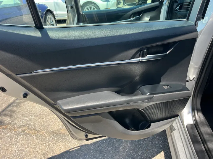 SILVER, 2019 TOYOTA CAMRY SE Image 25