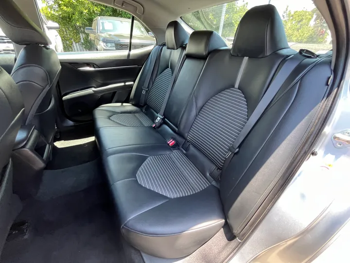 SILVER, 2019 TOYOTA CAMRY SE Image 28