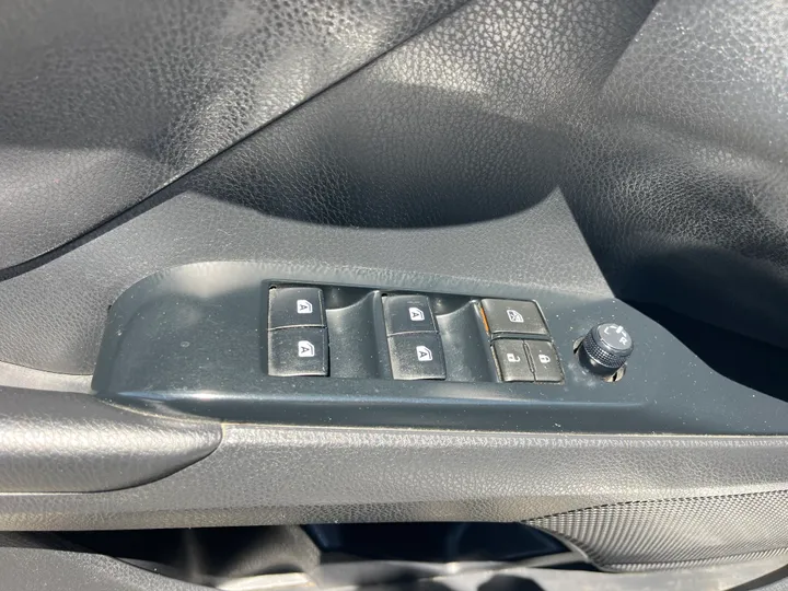 SILVER, 2019 TOYOTA CAMRY SE Image 30