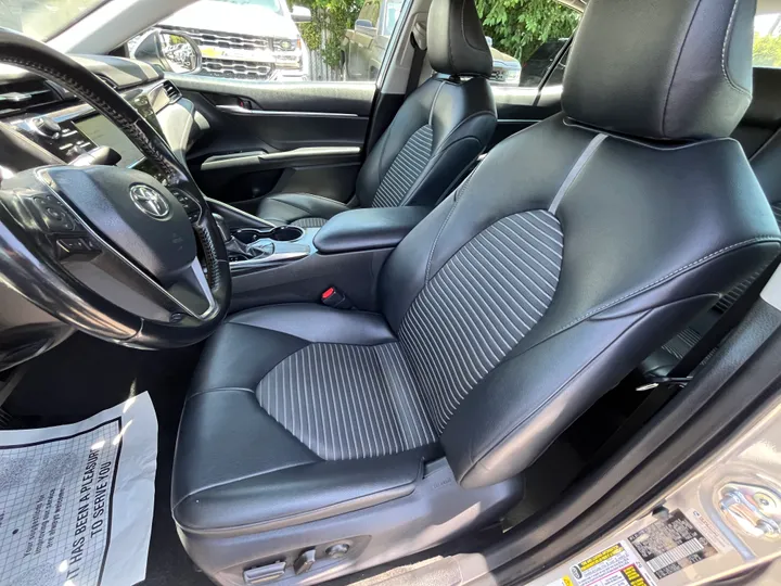 SILVER, 2019 TOYOTA CAMRY SE Image 33