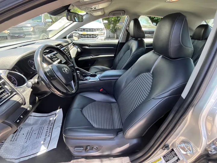 SILVER, 2019 TOYOTA CAMRY SE Image 35