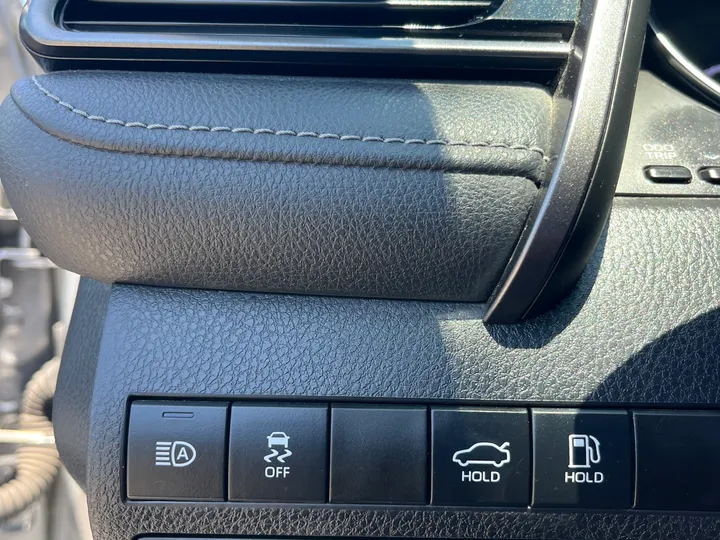 SILVER, 2019 TOYOTA CAMRY SE Image 36