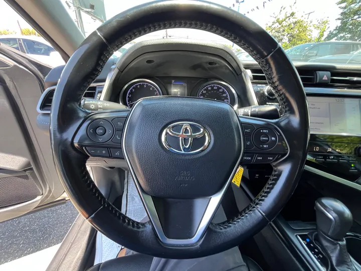 SILVER, 2019 TOYOTA CAMRY SE Image 41