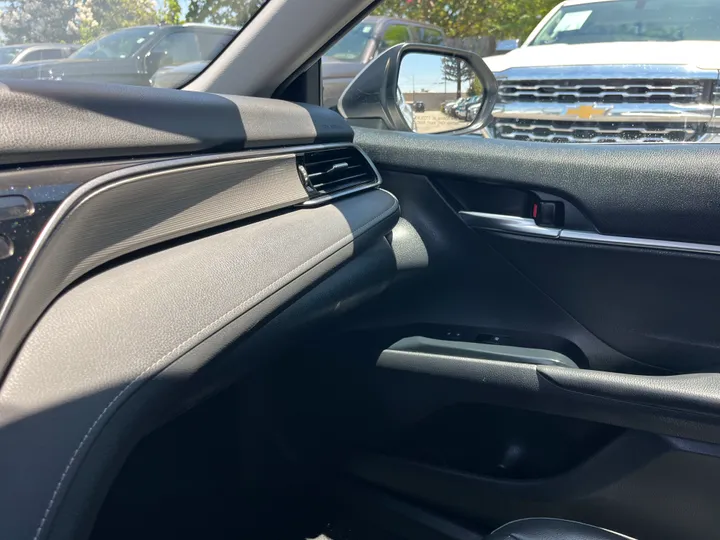 SILVER, 2019 TOYOTA CAMRY SE Image 43