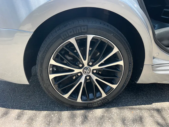 SILVER, 2019 TOYOTA CAMRY SE Image 57