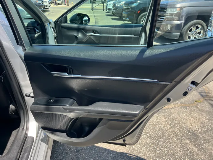 SILVER, 2019 TOYOTA CAMRY SE Image 58