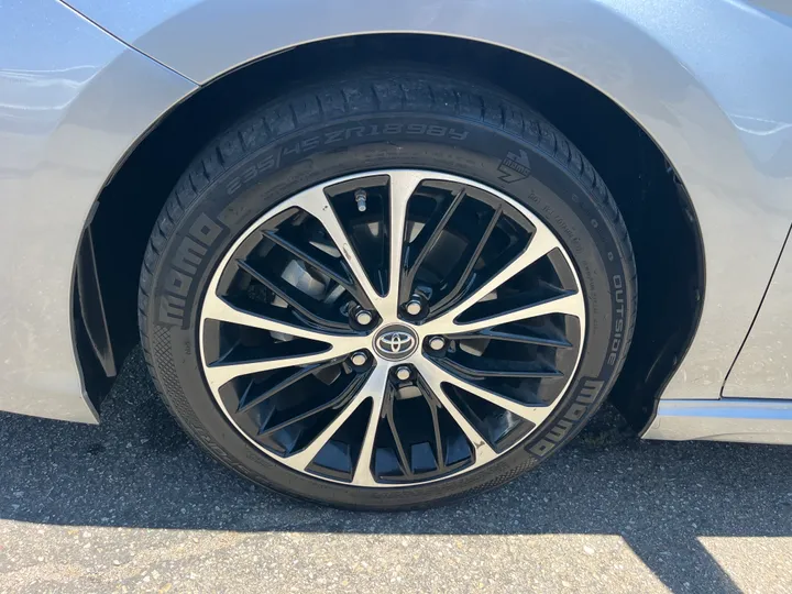 SILVER, 2019 TOYOTA CAMRY SE Image 61