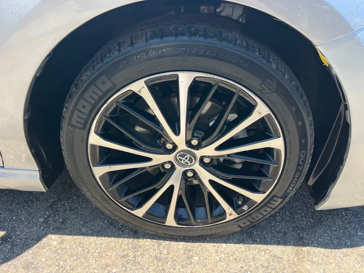 SILVER, 2019 TOYOTA CAMRY SE Image 62