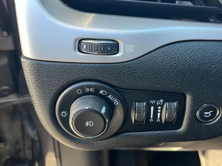 GRAY, 2018 JEEP CHEROKEE Image 31